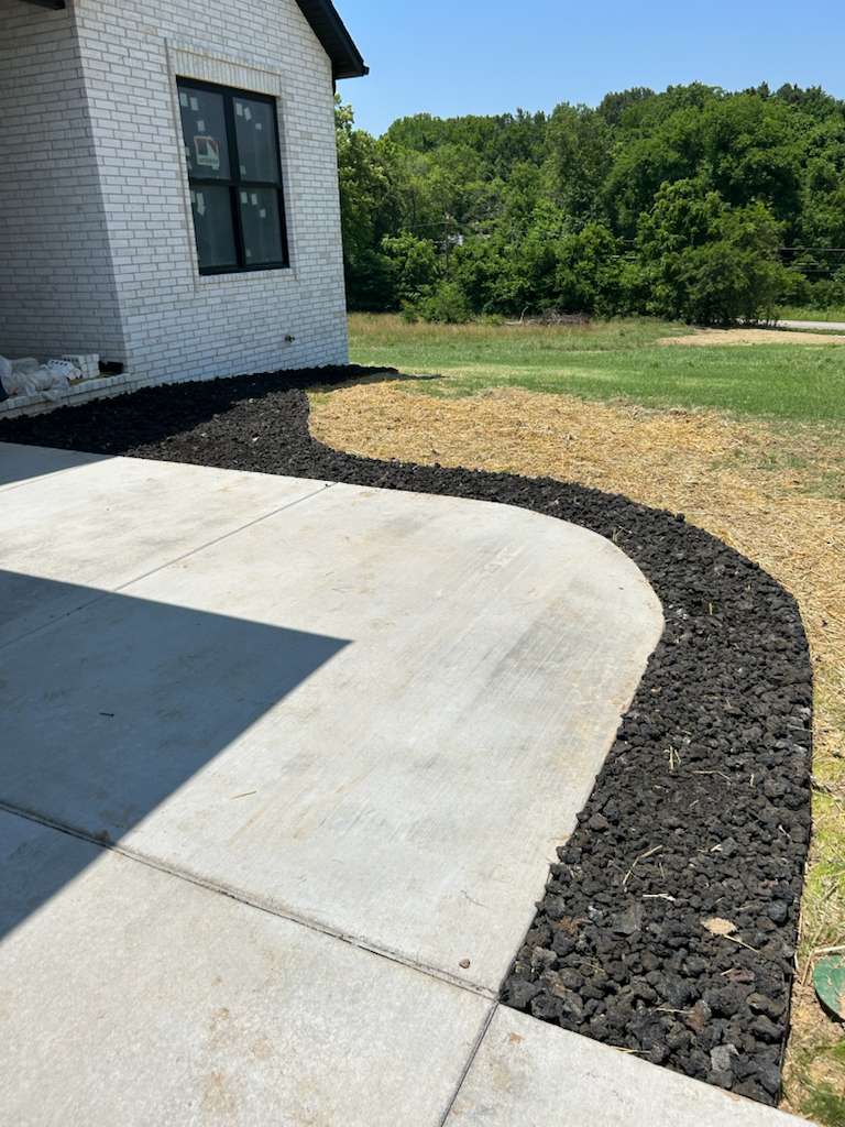 Curved pathway with black mulch border